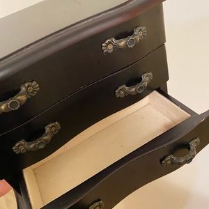 A sweet little vintage style jewelry box! Black with ivory velveteen inside.